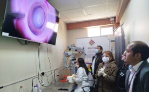 Especialistes d'oftalmologia durant la formació al wetlab d'Oruro